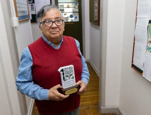 Académico Juan Carlos Ortiz recibe reconocimiento en Congreso Chileno de Zoología